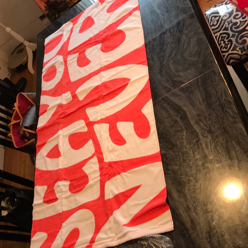 BNIP VS PINK BEACH TOWEL